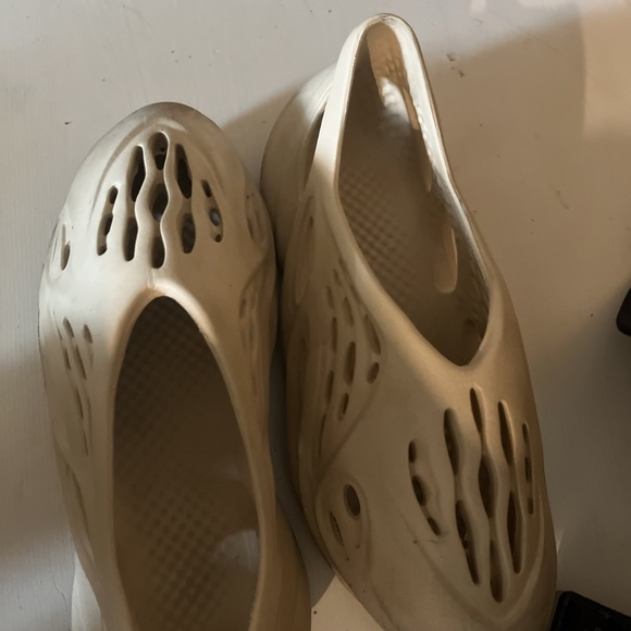 YEEZY foamrunners size 10’5 used main image 4